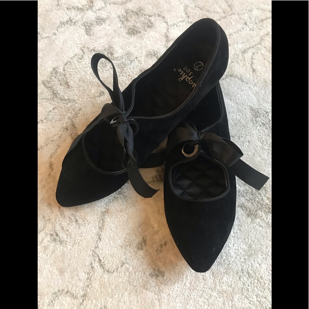Woman’s velvet flat